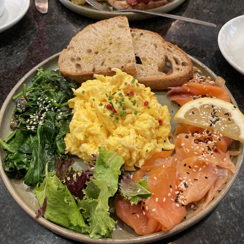 La Compagnie du Café - Scrambled eggs with smoked salmon, spinach and toast - Coffee Roasteries Near Me - Paris, 75 La Compagnie du Café - Scrambled eggs with smoked salmon, spinach and toast - Coffee Roasteries Near Me - Paris, 75