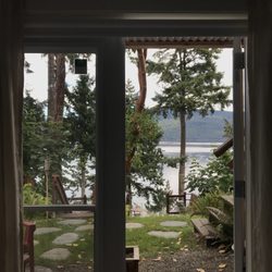 Arbutus Grove Oceanfront Getaway