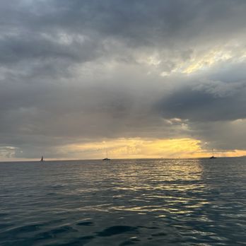 Waikiki Sailing Company - Sunset on a stormy Tuesday in Waikiki - Boating Near Me - Honolulu, Hawaii Waikiki Sailing Company - Sunset on a stormy Tuesday in Waikiki - Boating Near Me - Honolulu, Hawaii