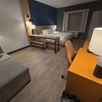 Comfort Suites Cheyenne - King room - Hotels Near Me - Cheyenne, Wyoming