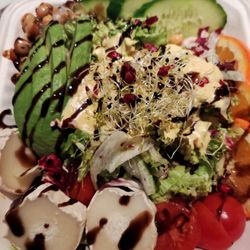 Trattoria Italiana - Salat Deluxe mit Avocado & Ziegenkäse
