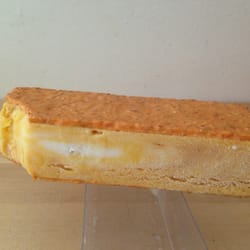 Ceci est un mac'ice: 3 boules en 1 barre entouré de biscuit macaron. (mangue puis litchi et caramel au beurre salé bien séparé)
