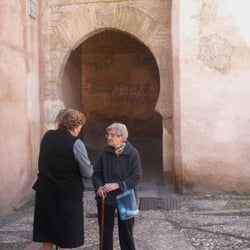 Arco de las Pesas - Esas abuelicas del Albaicín!