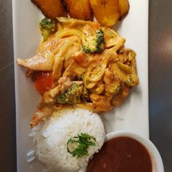 Elizabeth's Bar & Grill - Pollo ala crema