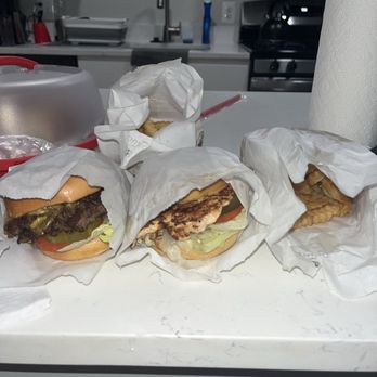 Burger 7 - Grilled Chicken Sandwich B7 Burger Potato Fries B7 sauce - Burgers Near Me - Alexandria, Virginia Burger 7 - Grilled Chicken Sandwich B7 Burger Potato Fries B7 sauce - Burgers Near Me - Alexandria, Virginia