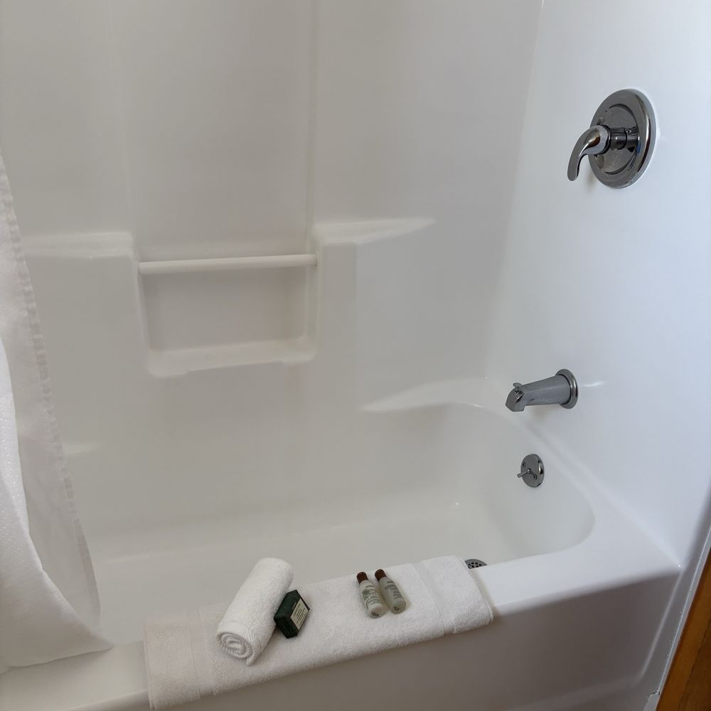 Starlux Hotel - Bathroom with amenities - Hotels Near Me - Wildwood, New Jersey Starlux Hotel - Bathroom with amenities - Hotels Near Me - Wildwood, New Jersey