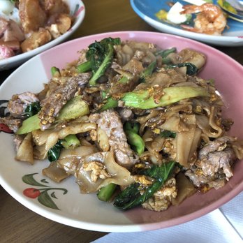 DAKZEN - Pad See Ew with Beef - Thai Near Me - Somerville, Massachusetts DAKZEN - Pad See Ew with Beef - Thai Near Me - Somerville, Massachusetts