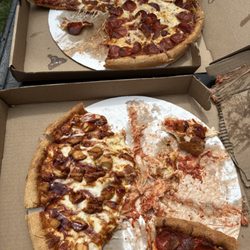 Pizzaria 101 & Family Restaurant - Gross pizza.
