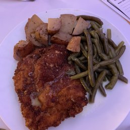 a plate of chicken, green beans, and potatoes