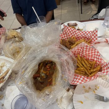 Cajun King Aiea - Snow crab legs, crawfish, clam, shrimp, Cajun fries and chicken wings - Seafood Near Me - Aiea, Hawaii