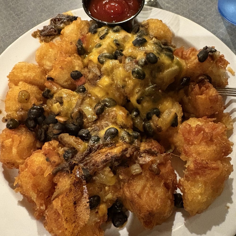 Tater tots with chili topping Tater tots with chili topping