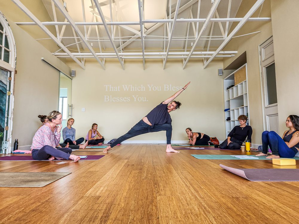 Eon Yoga Logo