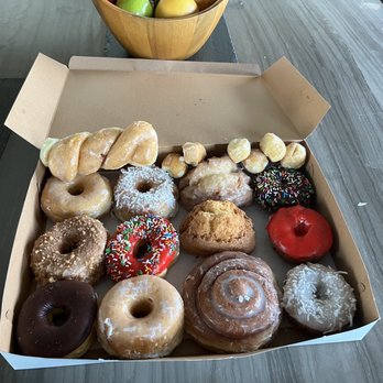 Magee's Donuts - Maggie's consistently delivers the best donuts and pastries.  I highly recommend. - Donuts Near Me - Los Angeles, California