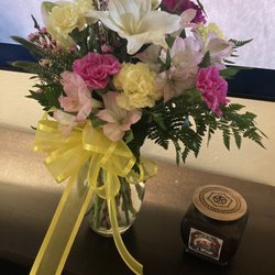 Deen's Florist - Flower arrangement