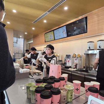 Molly Tea - Look at that line of drinks waiting and the people in line ordering. - Bubble Tea Near Me - Sunnyvale, California Molly Tea - Look at that line of drinks waiting and the people in line ordering. - Bubble Tea Near Me - Sunnyvale, California