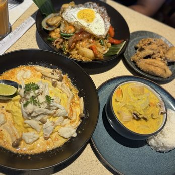 Khao Hom - * Yellow Curry* Pad Thai Crabby TomYum Omelet Koong Karee - Thai Near Me - Hayward, California