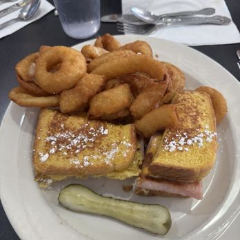Brail's Restaurant - American Near Me - Eugene, Oregon