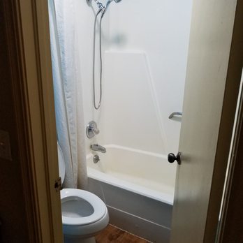 Econo Lodge - Bathroom - Hotels Near Me - Pryor, Oklahoma