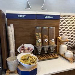 Holiday Inn Express & Suites Charlotte-Concord-I-85 - Complimentary breakfast