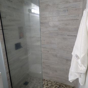 Hotel La Croix - Bathroom with half partition - Hotels Near Me - Honolulu, Hawaii