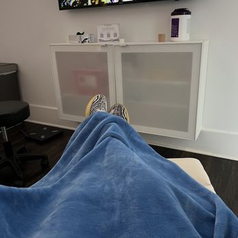 HydraPlus Sandy Springs - IV administered now time to relax under this soft warm cozy blue blanket - IV Hydration Near Me - Sandy Springs, Georgia HydraPlus Sandy Springs - IV administered now time to relax under this soft warm cozy blue blanket - IV Hydration Near Me - Sandy Springs, Georgia