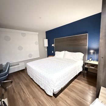 Tru by Hilton Lodi - King bed - Hotels Near Me - Lodi, California
