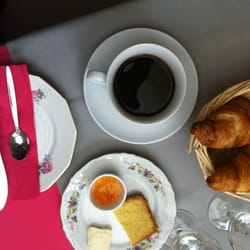 Hotel de la Porte Saint-Malo - Yummy breakfast with homemade jams