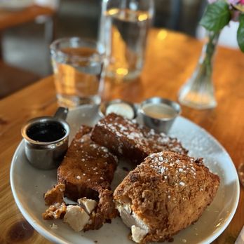 Retreat Gastropub - Hot Fried Chicken and Deep Fried French Toast - Cocktail Bars Near Me - Saint Louis, Missouri