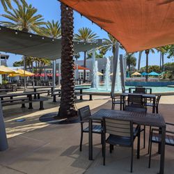 Island at Carlsbad Food Court - Plenty of seating with shade