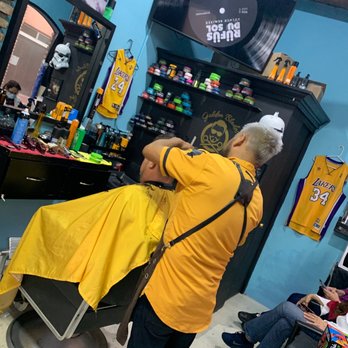 Golden Blades - Netzah is working his magic - Barbers Near Me - Ensenada, BCN Golden Blades - Netzah is working his magic - Barbers Near Me - Ensenada, BCN