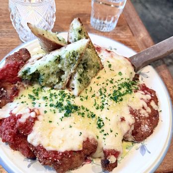 Gabbiano's - Huge entree of chicken parmigiana with yummy garlic bread - Italian Near Me - Portland, Oregon
