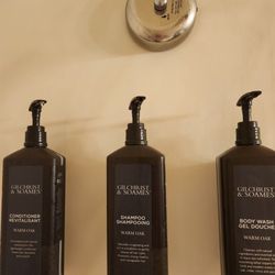 Sheraton Springfield Monarch Place Hotel - Shower clothesline
