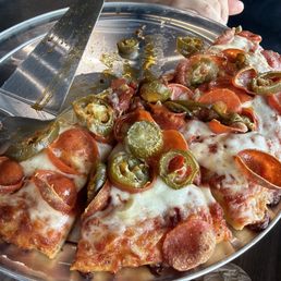 Small pepperoni and jalapeño pizza. So good and crunchy!