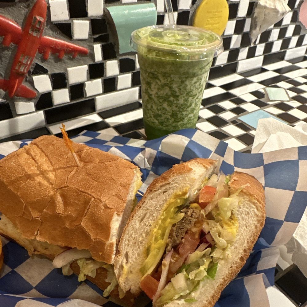 A smoothis and a vegan sandwich