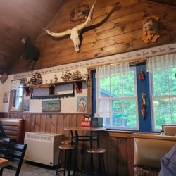 Cajun's Snack Bar - Dining room Decor