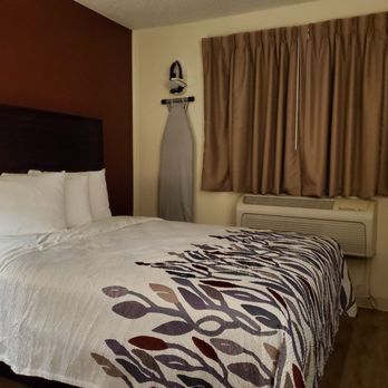 Red Roof Inn - Bed in full bed room - Hotels Near Me - Grensburg, Pennsylvania