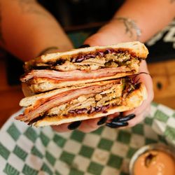 Cuya - La Tripleta Sandwich