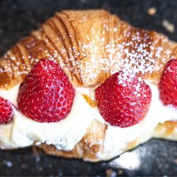 Croissante - Strawberry croissant