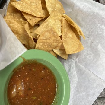 El Ruby Cafe - Yummy chips and salsa, salsa was perfectly seasoned, lightly spicy, and perfect! - Mexican Near Me - Glendale, California
