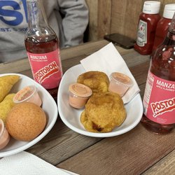 El Carretero - L to R: beef empanadas (de carne), cheese bread (bunuelo), chicken empanadas (de pollo)
