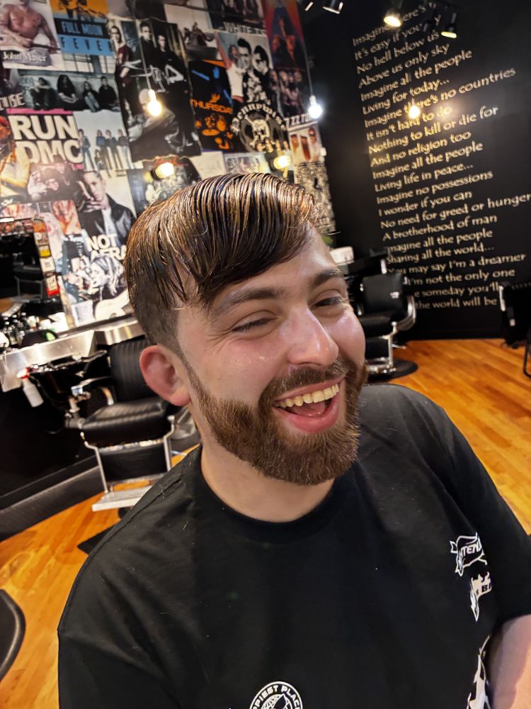 Reese's Cuts Barbershop  Logo
