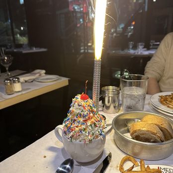Medium Rare - Ice cream sundae - Desserts Near Me - New York, New York Medium Rare - Ice cream sundae - Desserts Near Me - New York, New York