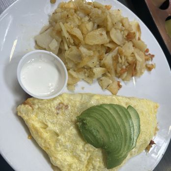 Broken Yolk Cafe - Californian Omelet - American Near Me - Buena Park, California Broken Yolk Cafe - Californian Omelet - American Near Me - Buena Park, California