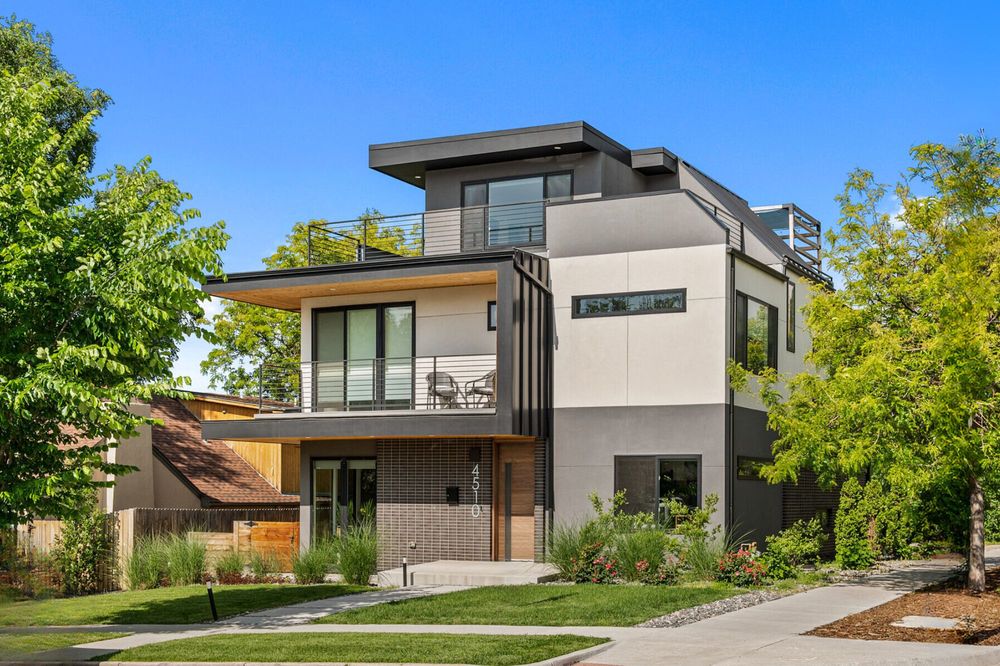 TOM GROSS TEAM KENTWOOD REAL ESTATE Updated August 2024 54 Photos 4949 S Niagara St