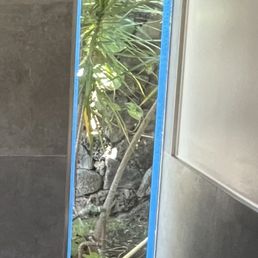 You can see the top and bottom u type metal frames but none on the sides.