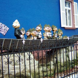 Harlekinäum - Das Narrenschiff an der Giebelseite des Humormuseums Harlekineum