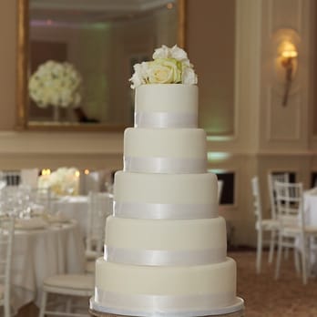 RoxyRara - Gorgeous, simple and elegant RoxyRara wedding cake at The Four Seasons hotel in Hampshire. www.RoxyRara.com - Patisserie/Cake Shop Near Me - London, XGL