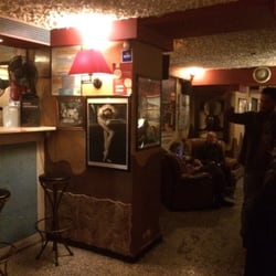 Loucos e Sonhadores - Inside the bar