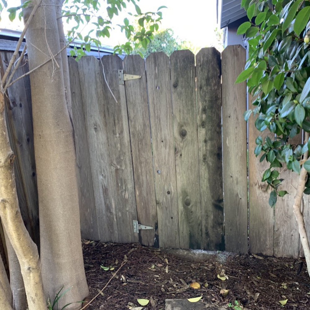 FenceMaster - Before: old gate - Fences & Gates Near Me - San Carlos, California FenceMaster - Before: old gate - Fences & Gates Near Me - San Carlos, California