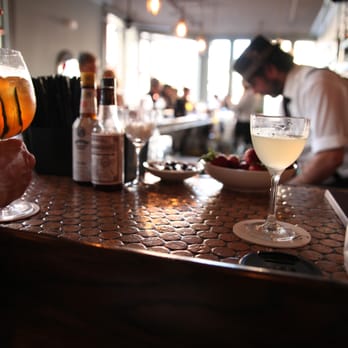 Kingfish Kitchen & Cocktails - The lovely bar & A French Pearl - Cajun/Creole Near Me - New Orleans, Louisiana
